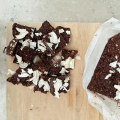 Chokladbitar med kokosflingor, perfekta att baka med dadlar. Enkla och goda!