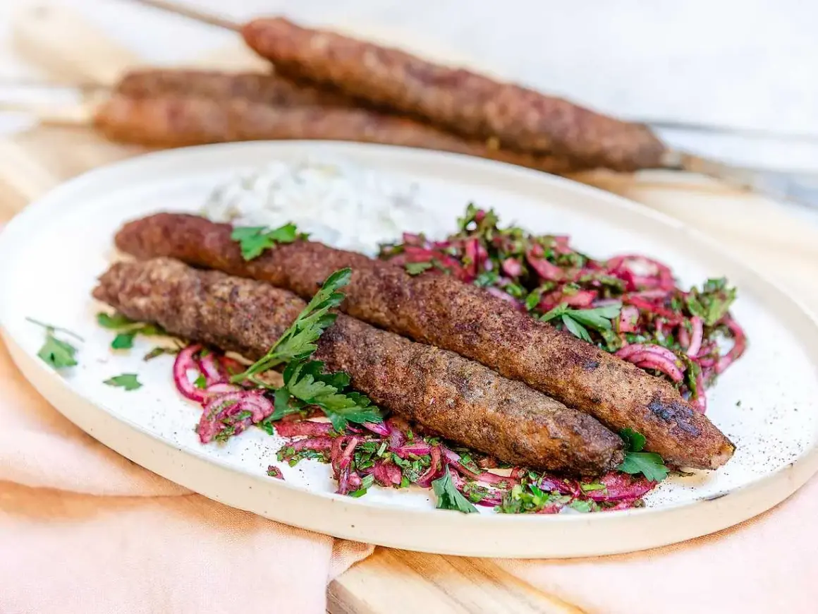 Adana kebab recept: saftiga köttfärsspett med rödlökssallad och en klick sås. Perfekt för grillen!