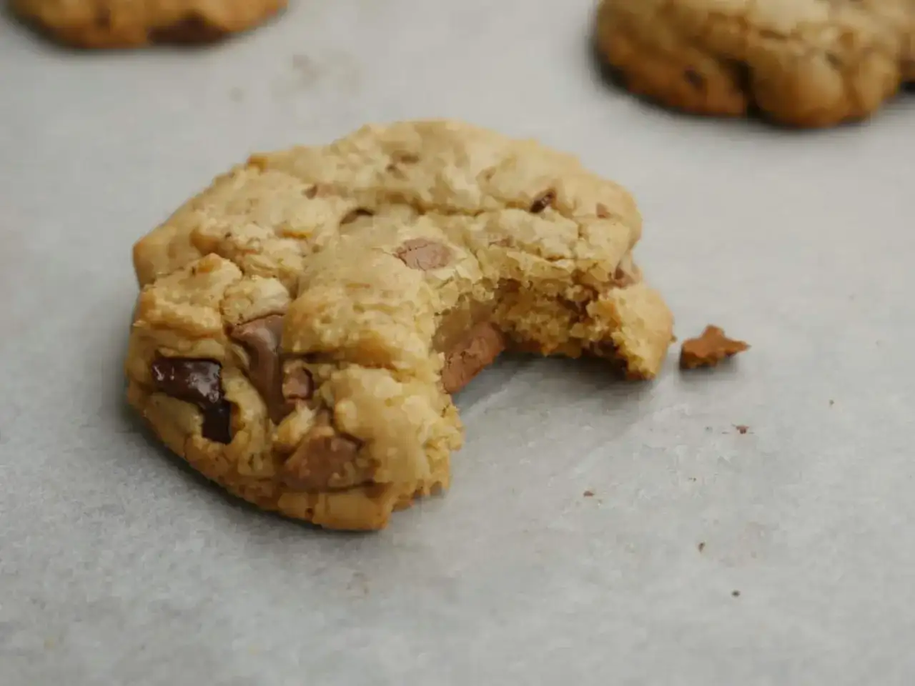 Chocolate chip cookies med seg mitt och gyllene kanter