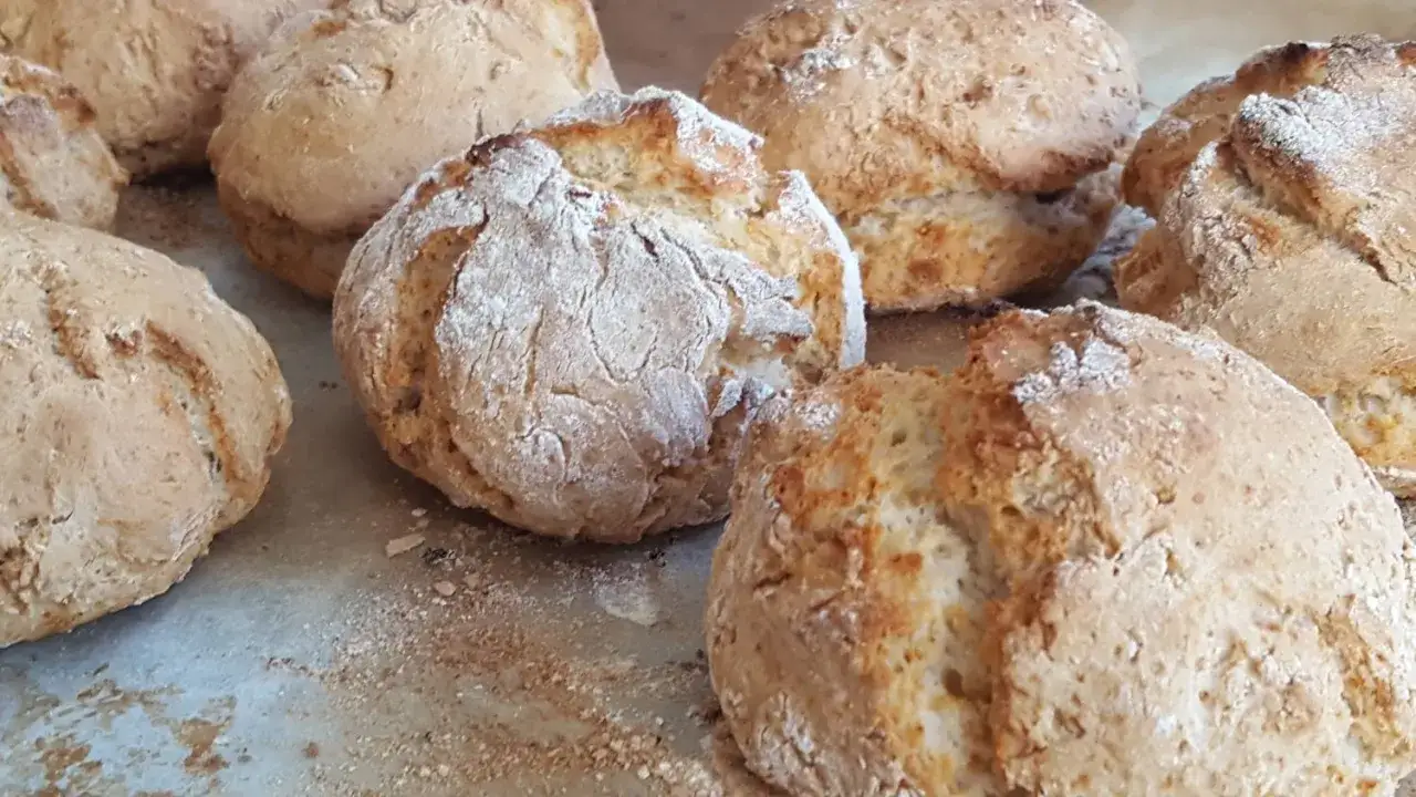 Nybakade, fluffiga 10 minuters frallor med en härlig, gyllene skorpa. Perfekta för en snabb frukost eller fika.