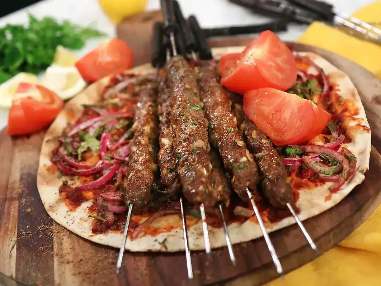 Adana kebab recept: saftiga köttfärsspett på tunnbröd med tomat, lök och persilja. Enkel och god middag!