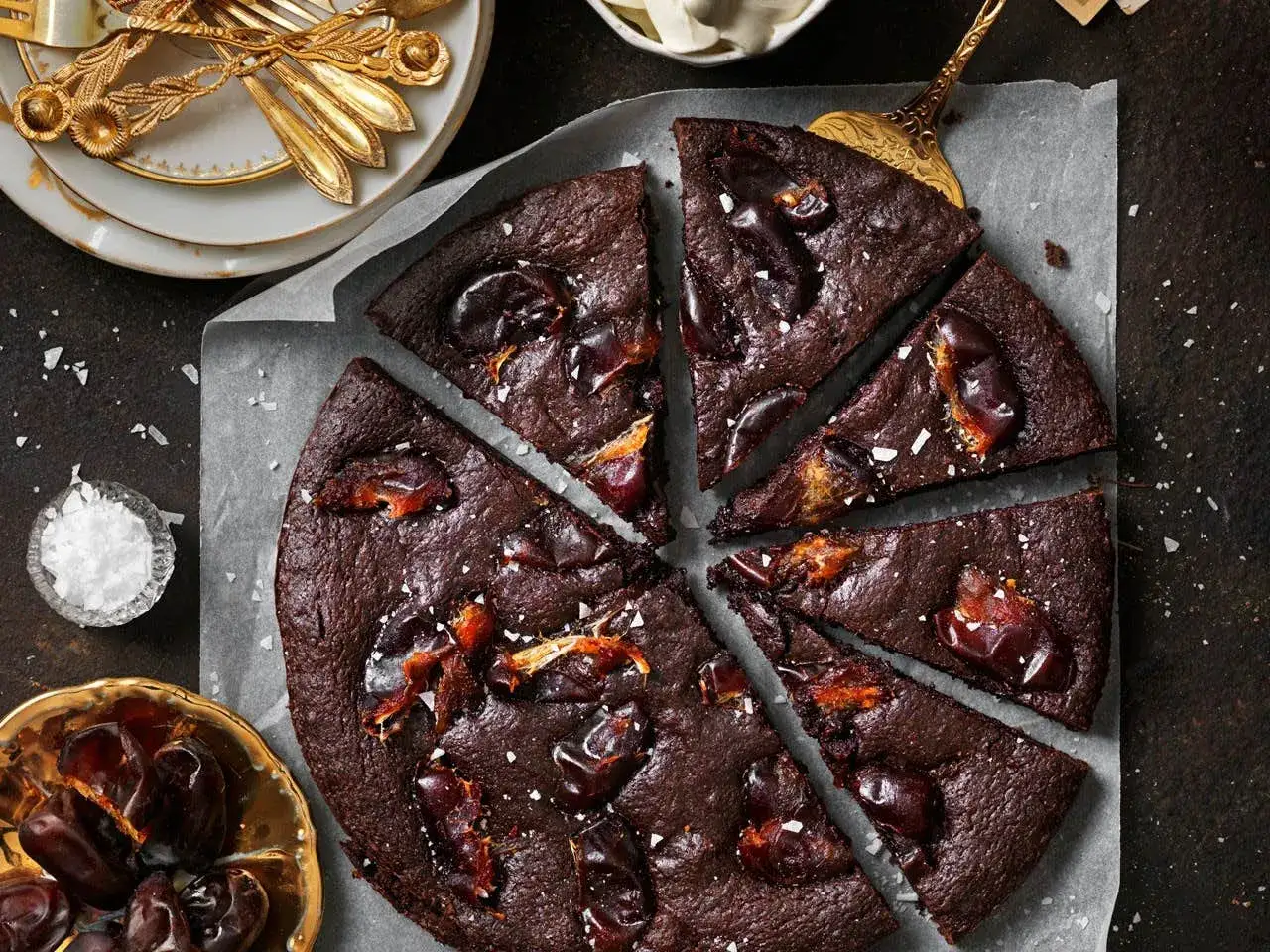 Chokladkaka med dadlar, perfekt för dig som vill baka något gott och lite annorlunda. Serveras med flingsalt.